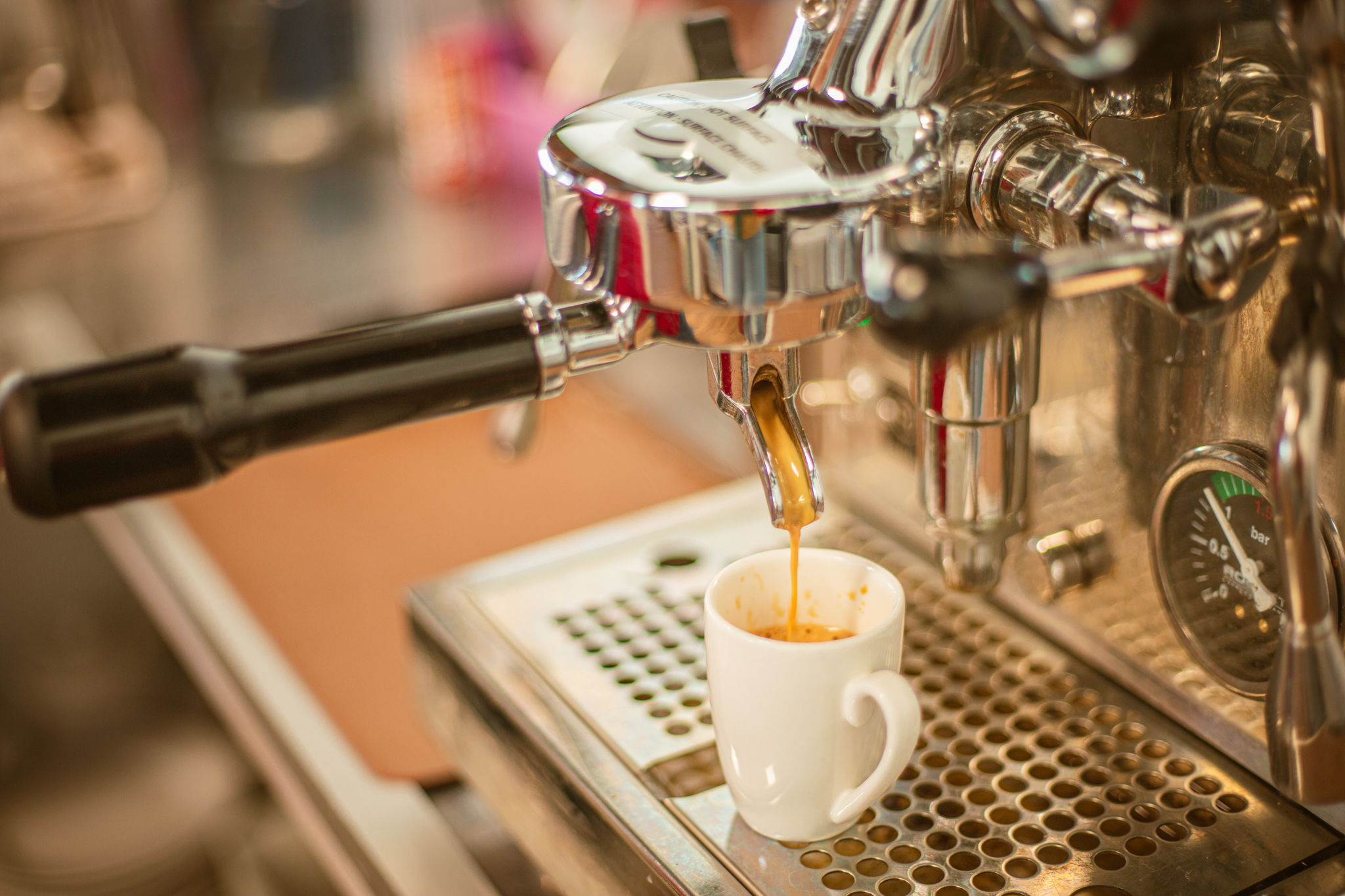 Máquina de espresso sirviendo café